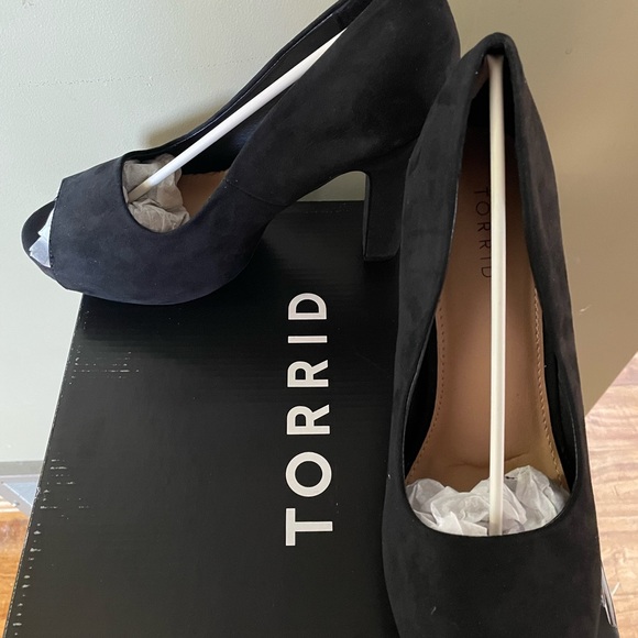 TORRID BNWT black platform peep toe heel - Picture 3 of 6